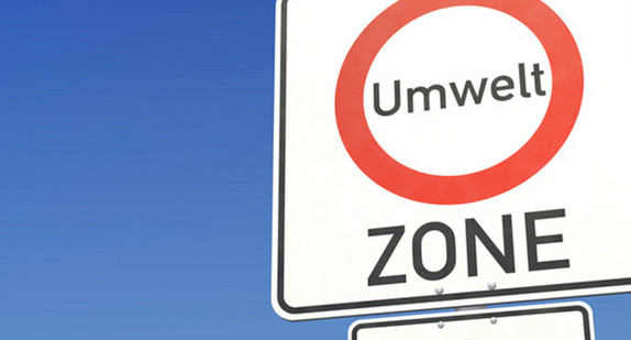 Umweltzonenschild mit grüner Plakette (Bild: Fotolia.com/ bluedesign)