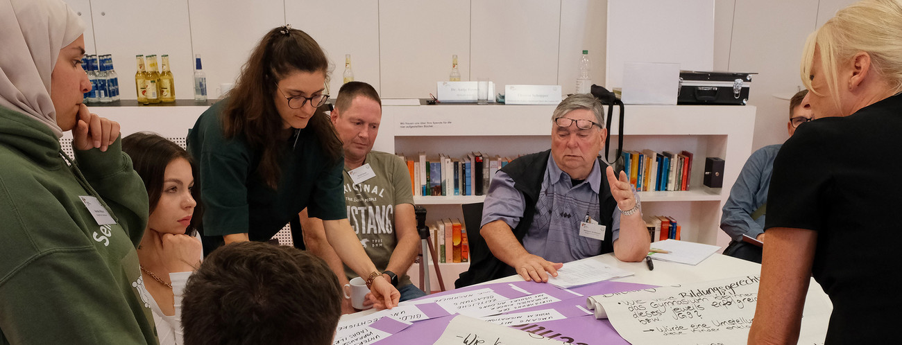 Bürger diskutieren beim Bürgerforum „G8/G9“.